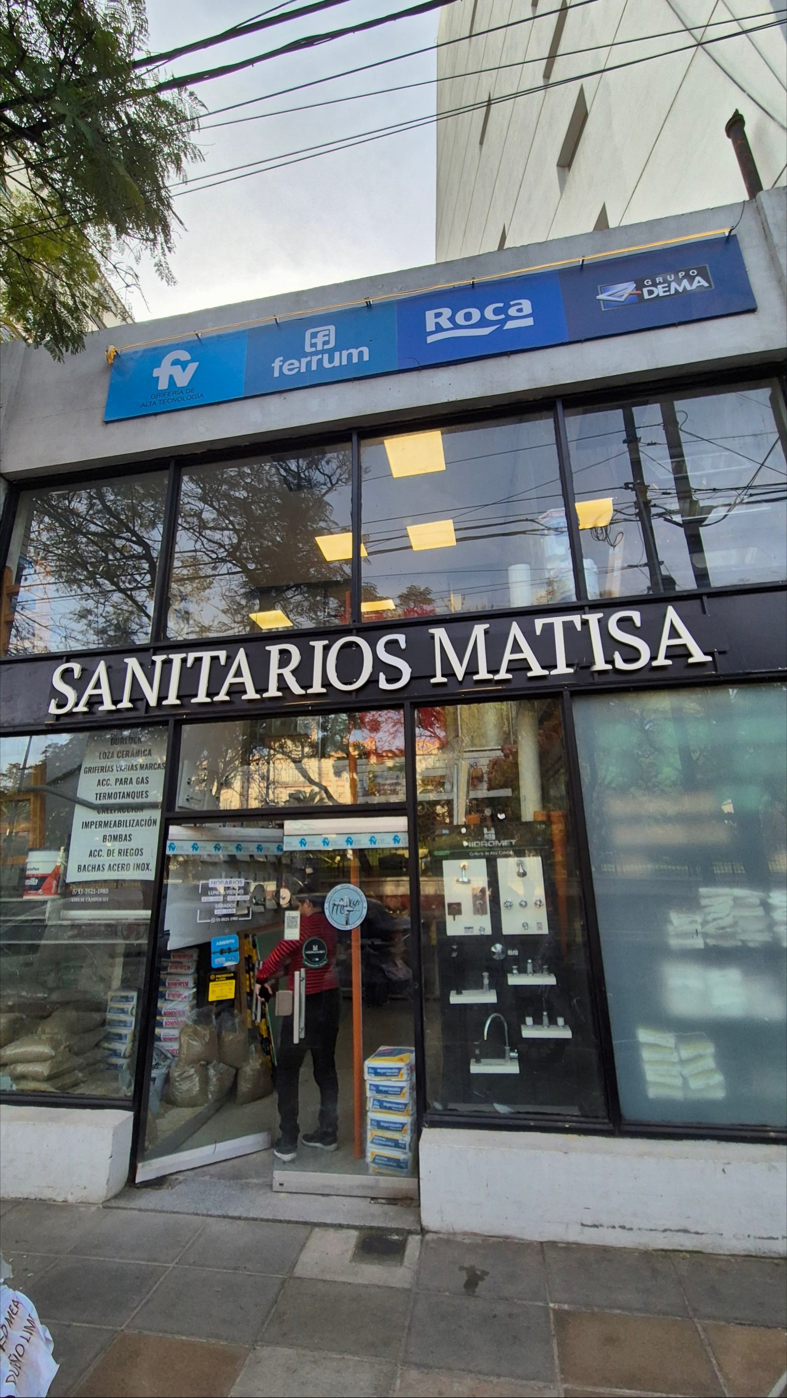 Sanitarios, Av. Luis María Campos 515, Cañitas
