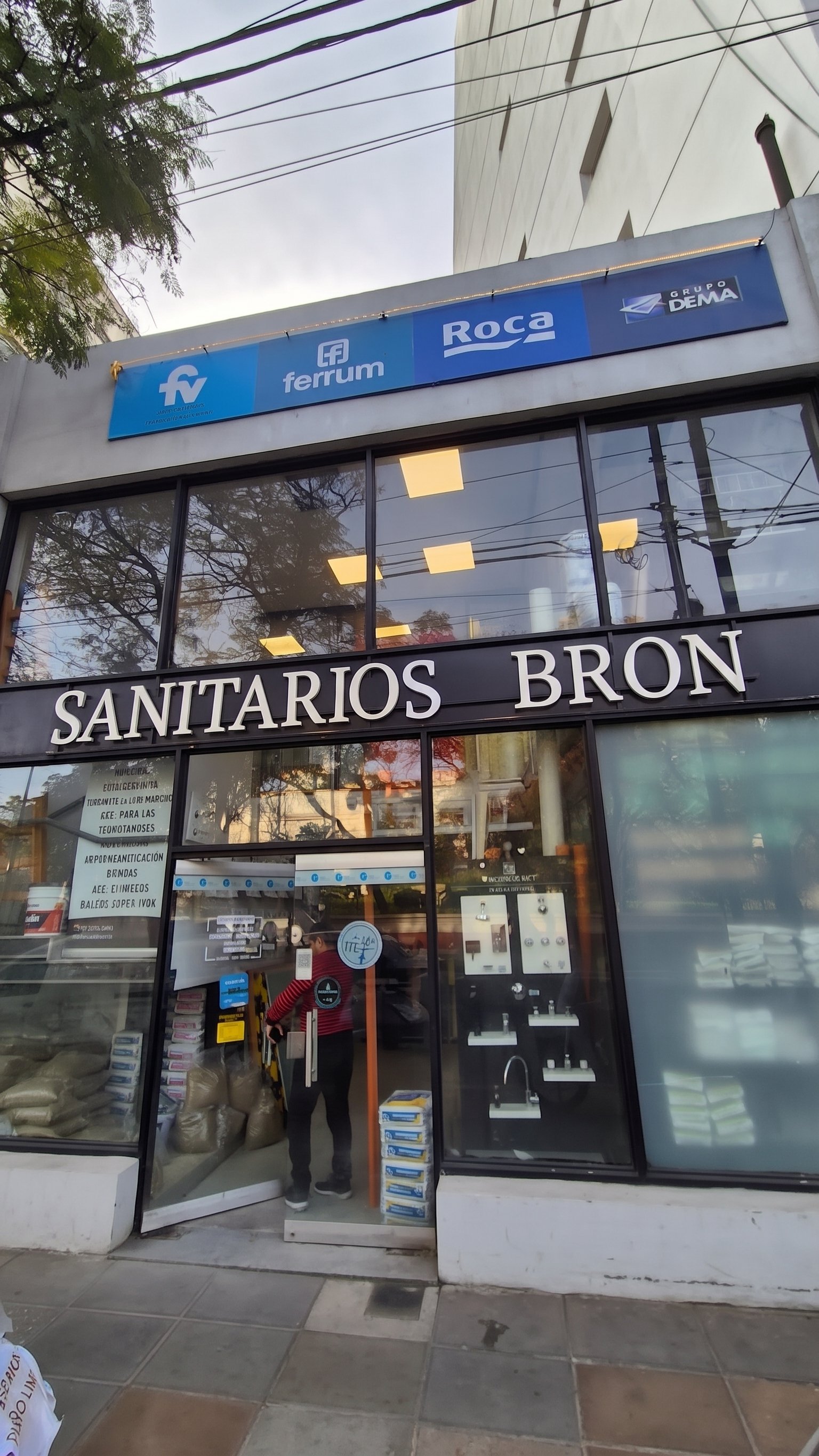 Sanitarios, Av. Luis María Campos 515, Cañitas